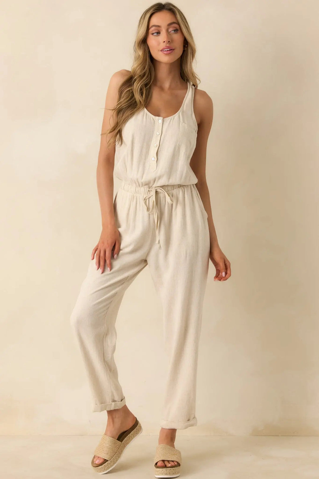 Ærmeløs jumpsuit i naturlig hørblanding overalt og overalt