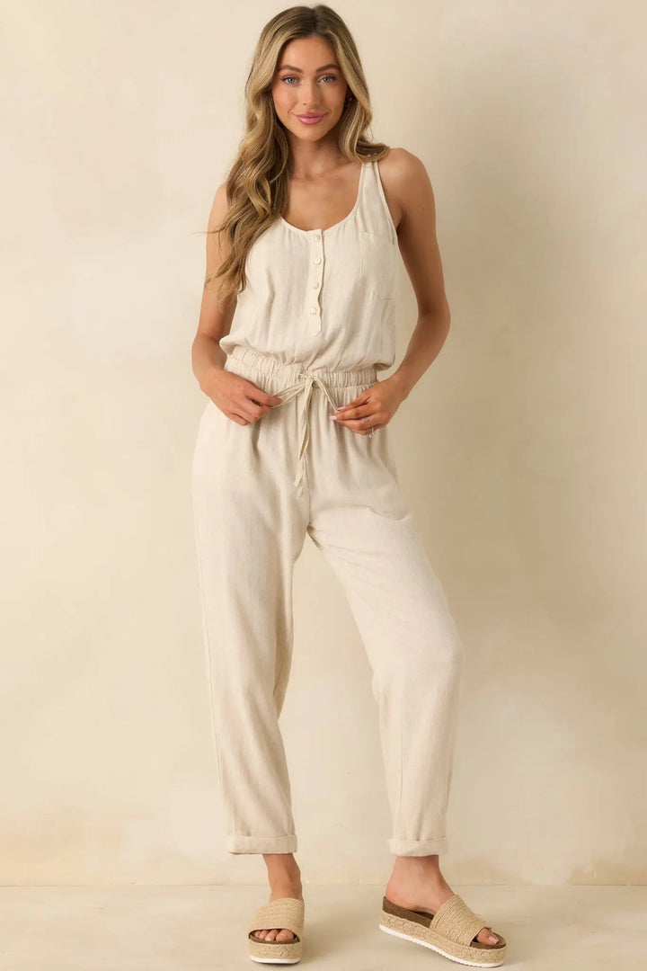 Ærmeløs jumpsuit i naturlig hørblanding overalt og overalt