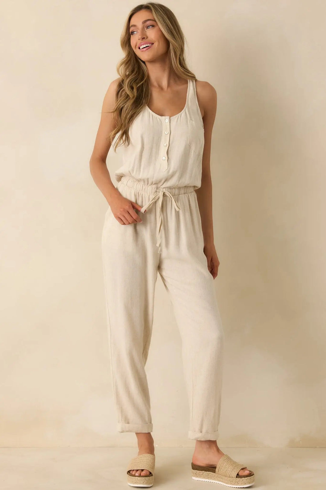 Ærmeløs jumpsuit i naturlig hørblanding overalt og overalt