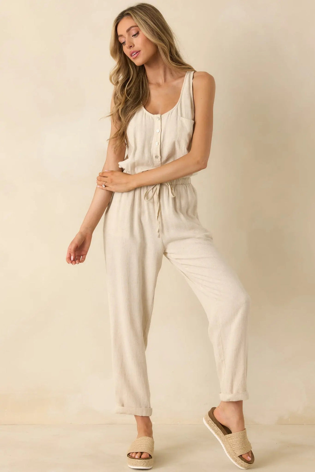 Ærmeløs jumpsuit i naturlig hørblanding overalt og overalt