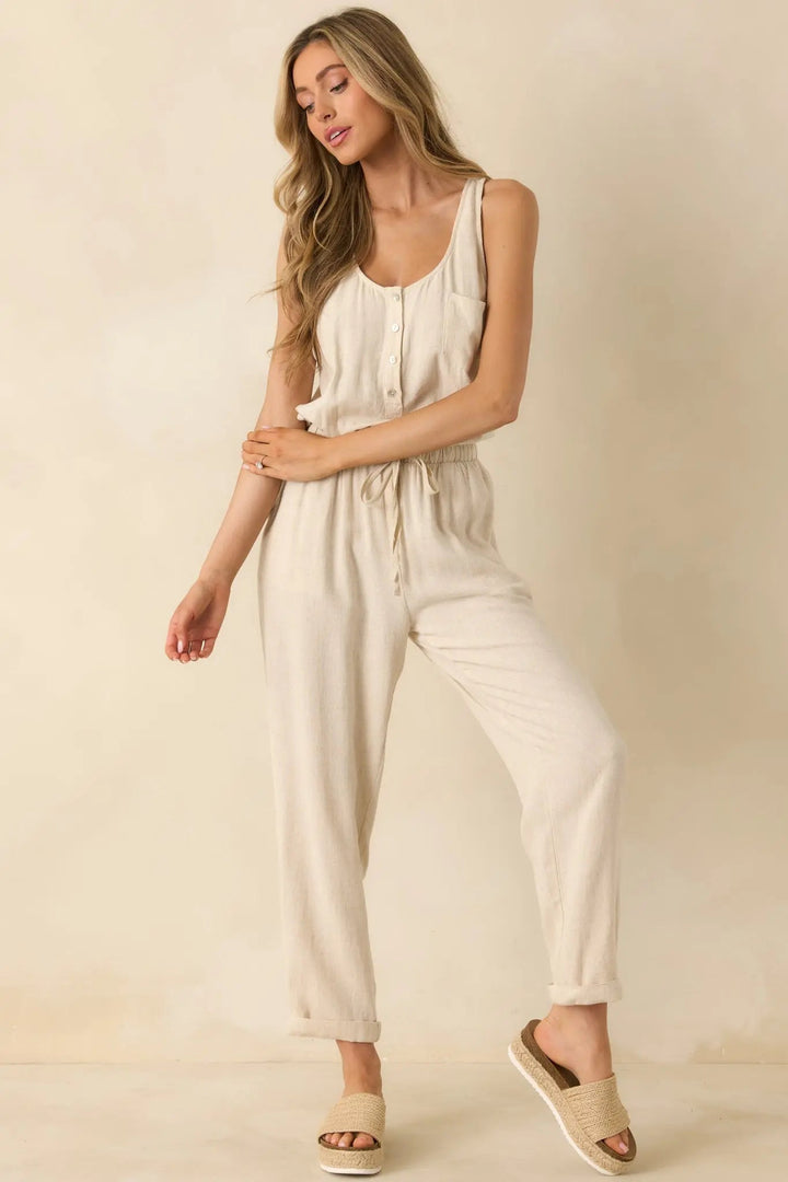 Ærmeløs jumpsuit i naturlig hørblanding overalt og overalt