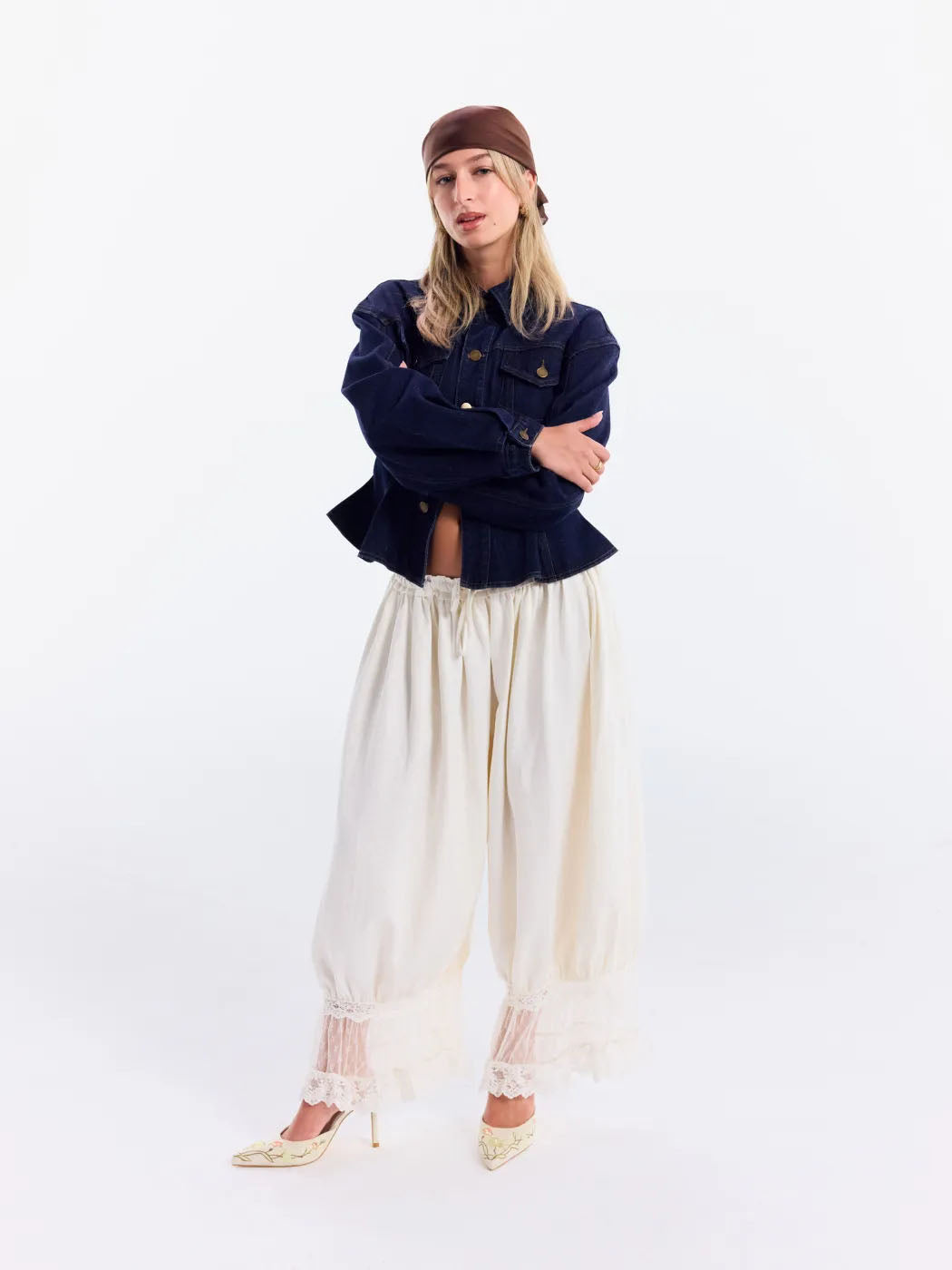 Bluse med blondepufærmer og korte bloomershorts