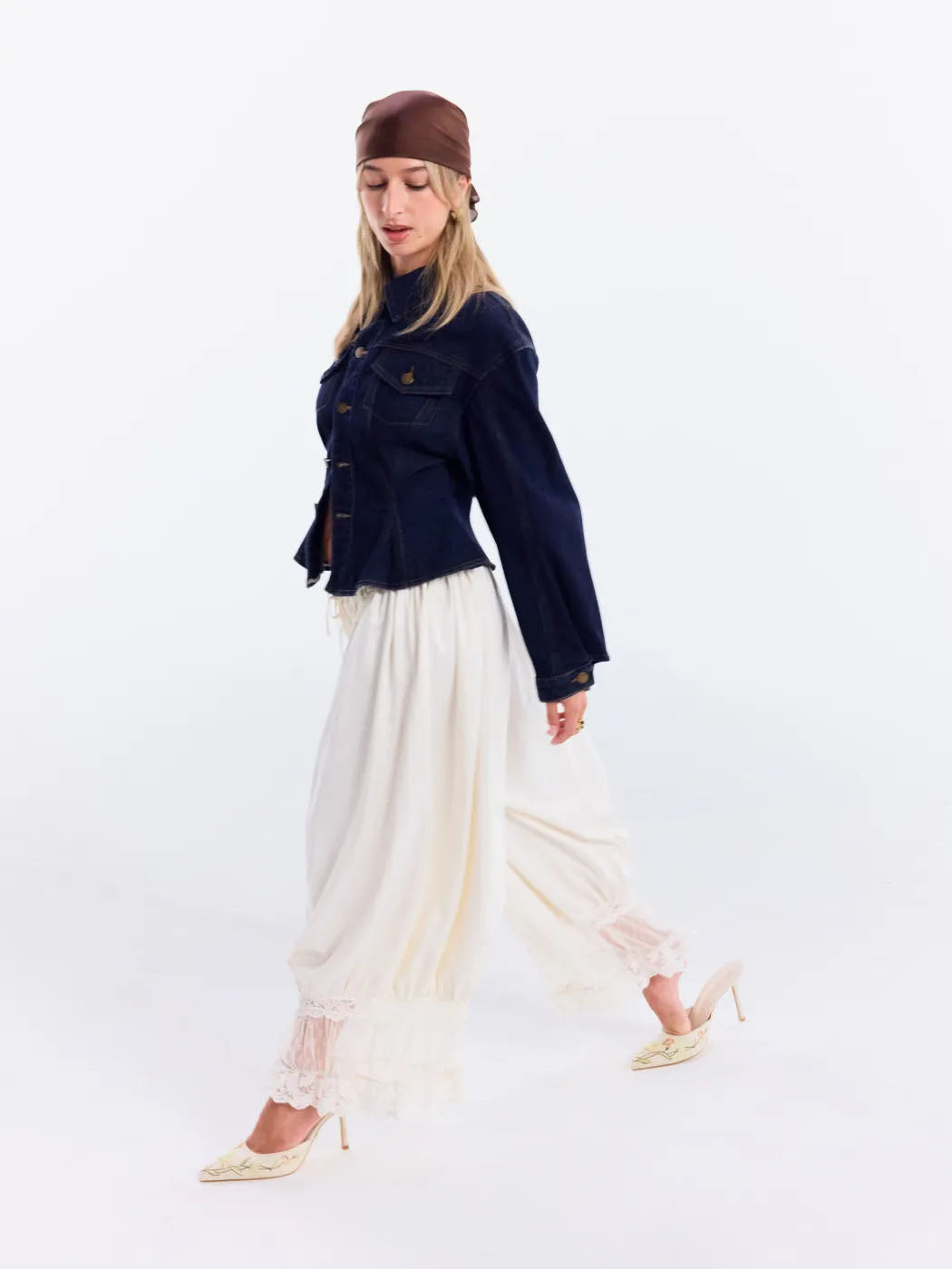 Bluse med blondepufærmer og korte bloomershorts