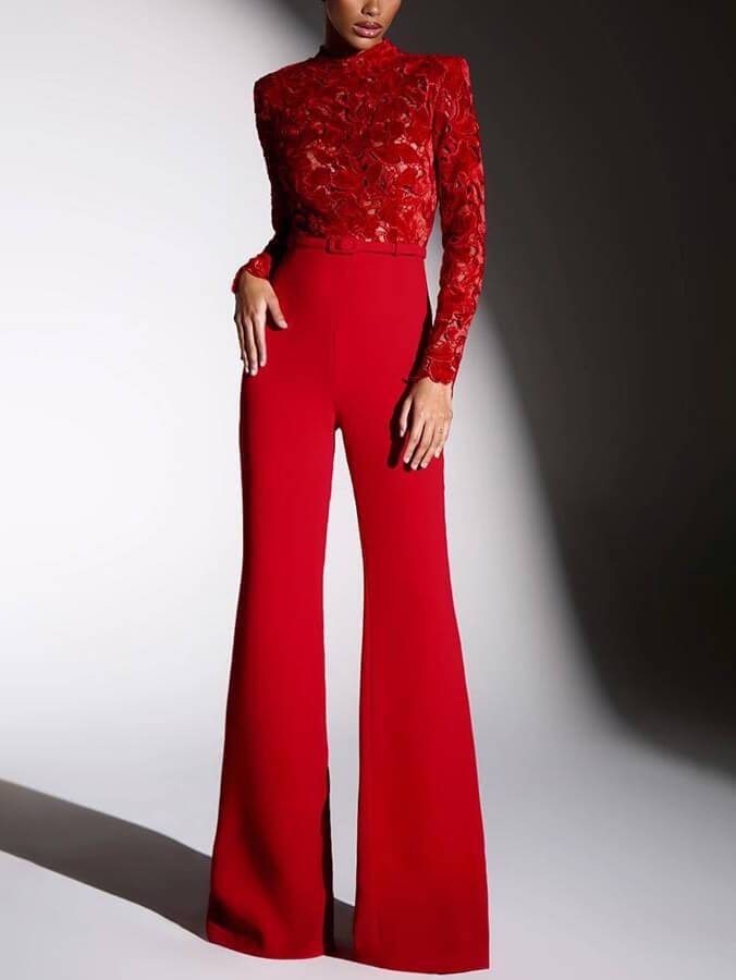 Elegant jumpsuit med blondepaneler og svajer