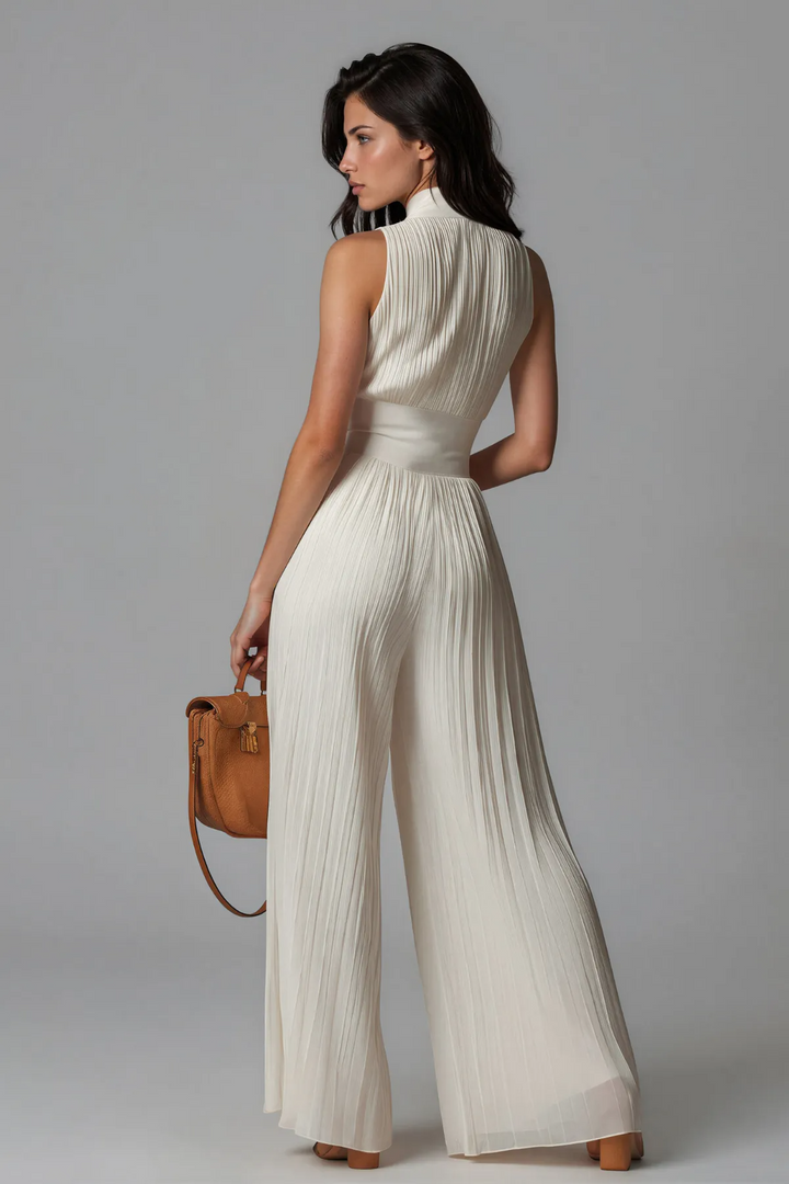 Elfenbensfarvet plisseret aftenjumpsuit — Elegant jumpsuit med vide ben