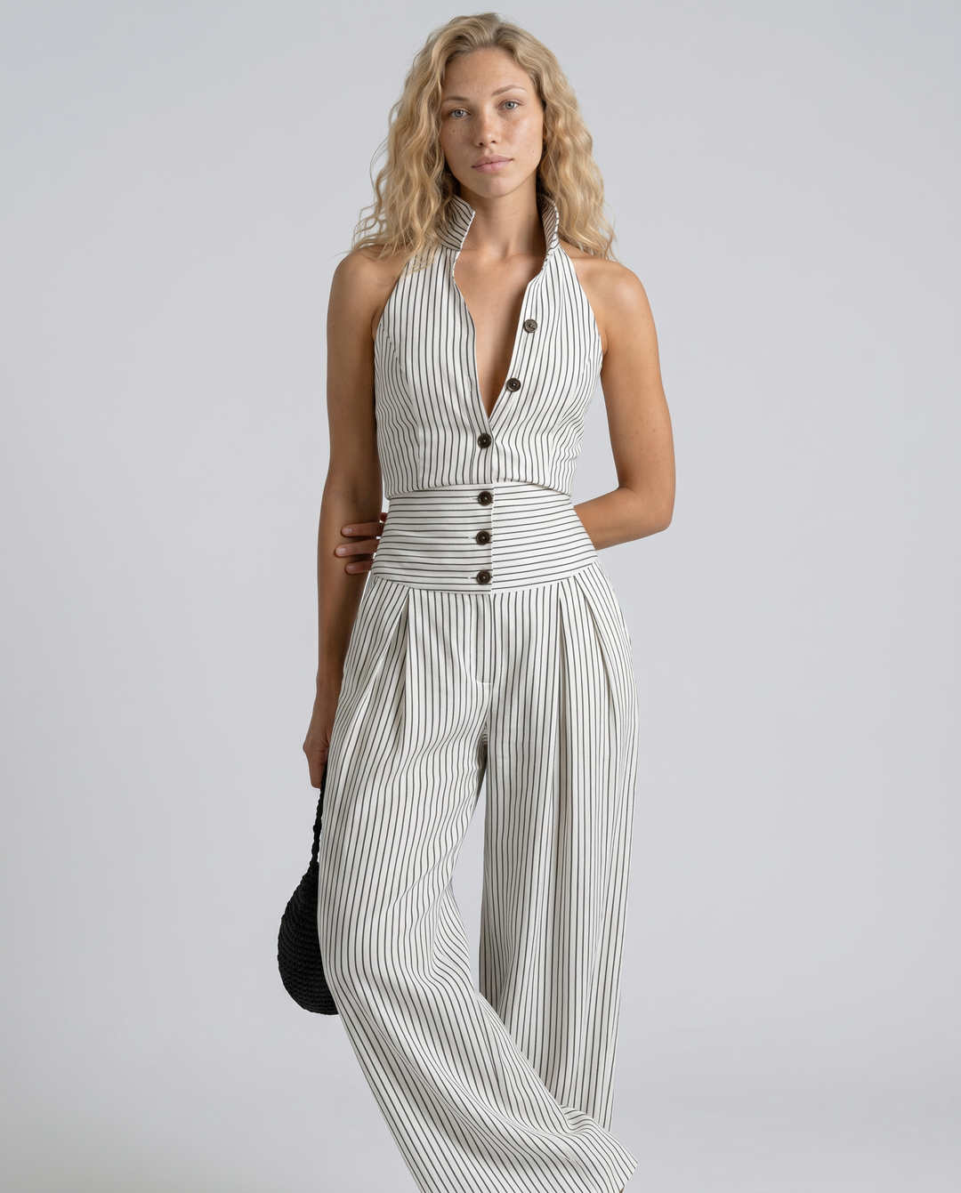 Hvid jumpsuit til kvinder med halterneckudskæring