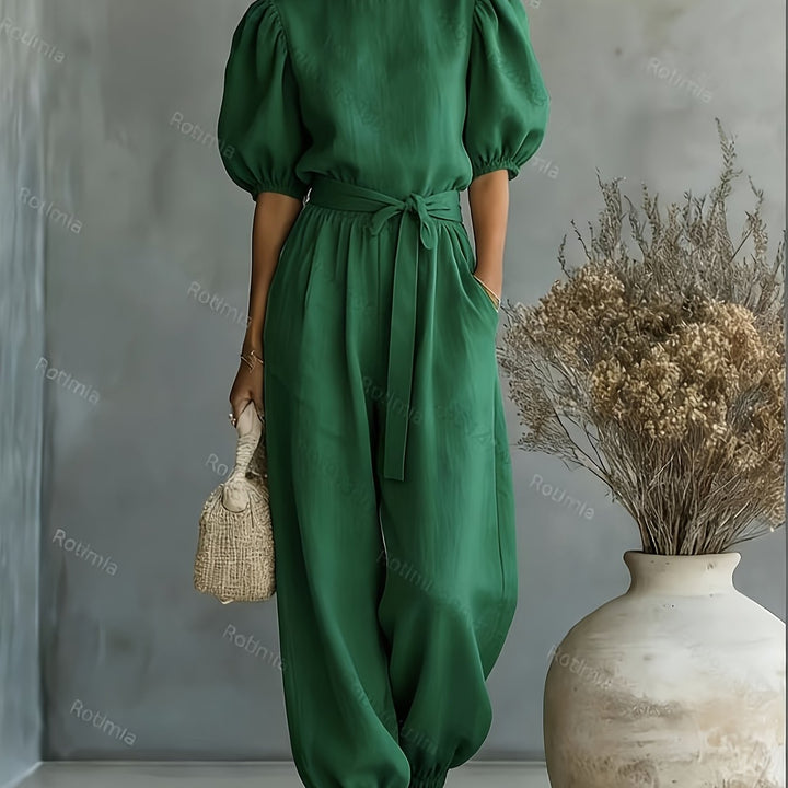 Jumpsuit i boheme-stil med pufærmer og bindebånd i taljen. Har sidelommer for bekvemmelighed, pasform og behagelig afslappet brug.