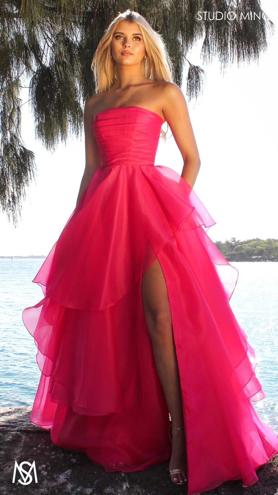 Monaco - Hot Pink Formelkjole | Stropløs Korset, Organza Lagdelt Lommetørklædenederdel, Benslids