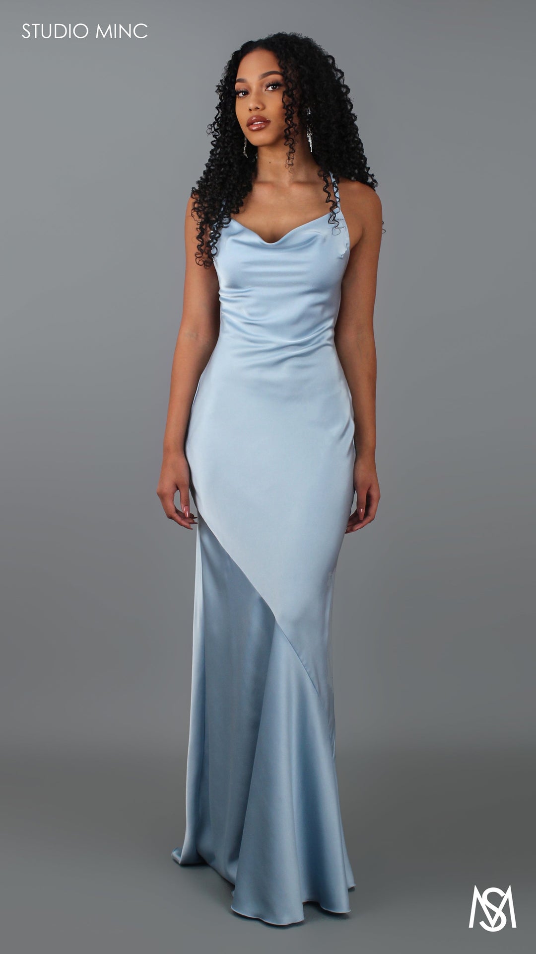 SERENE - Babyblå satinkjole uden ryg