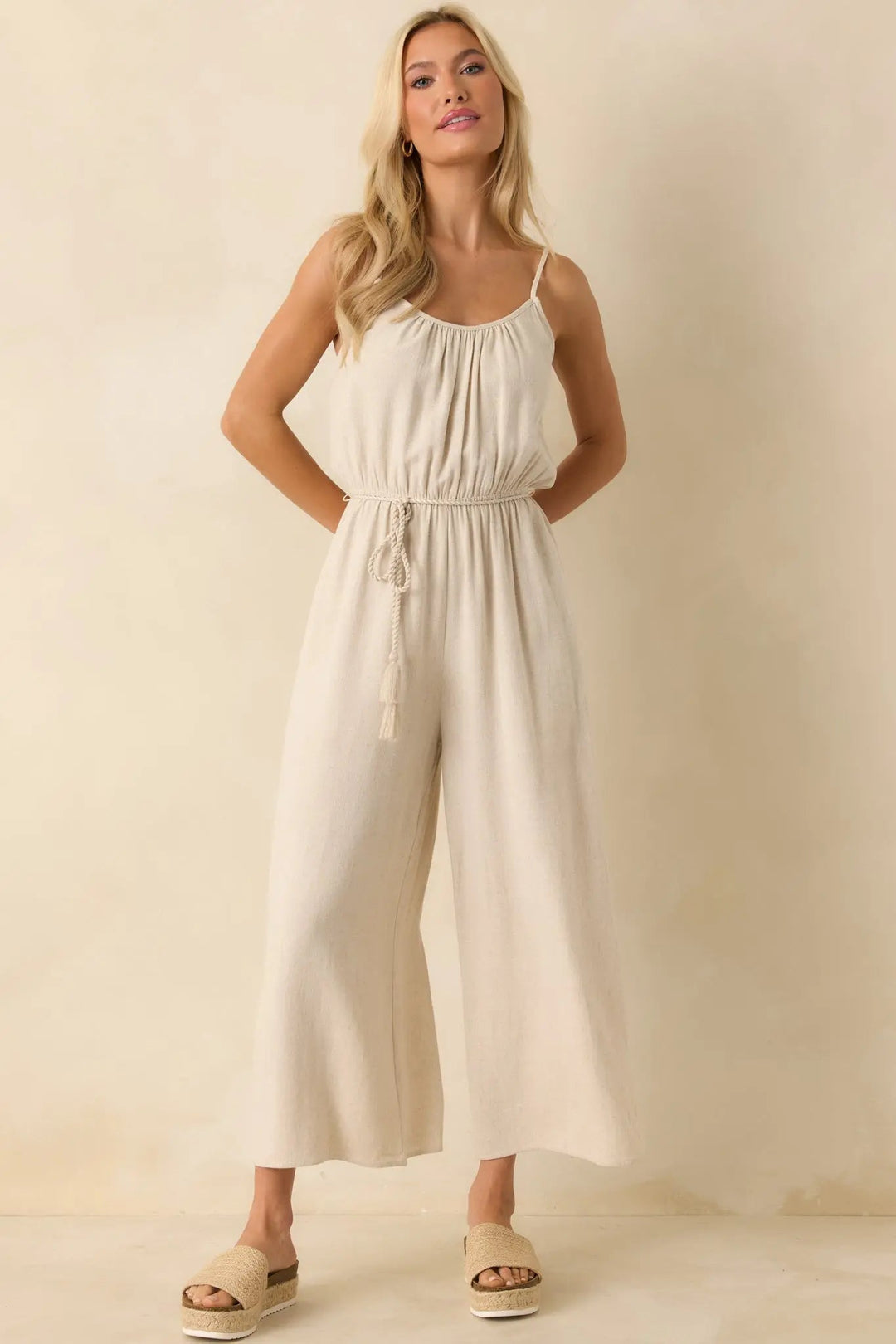 Så simpelt som den ærmeløse jumpsuit i naturlig hørblanding