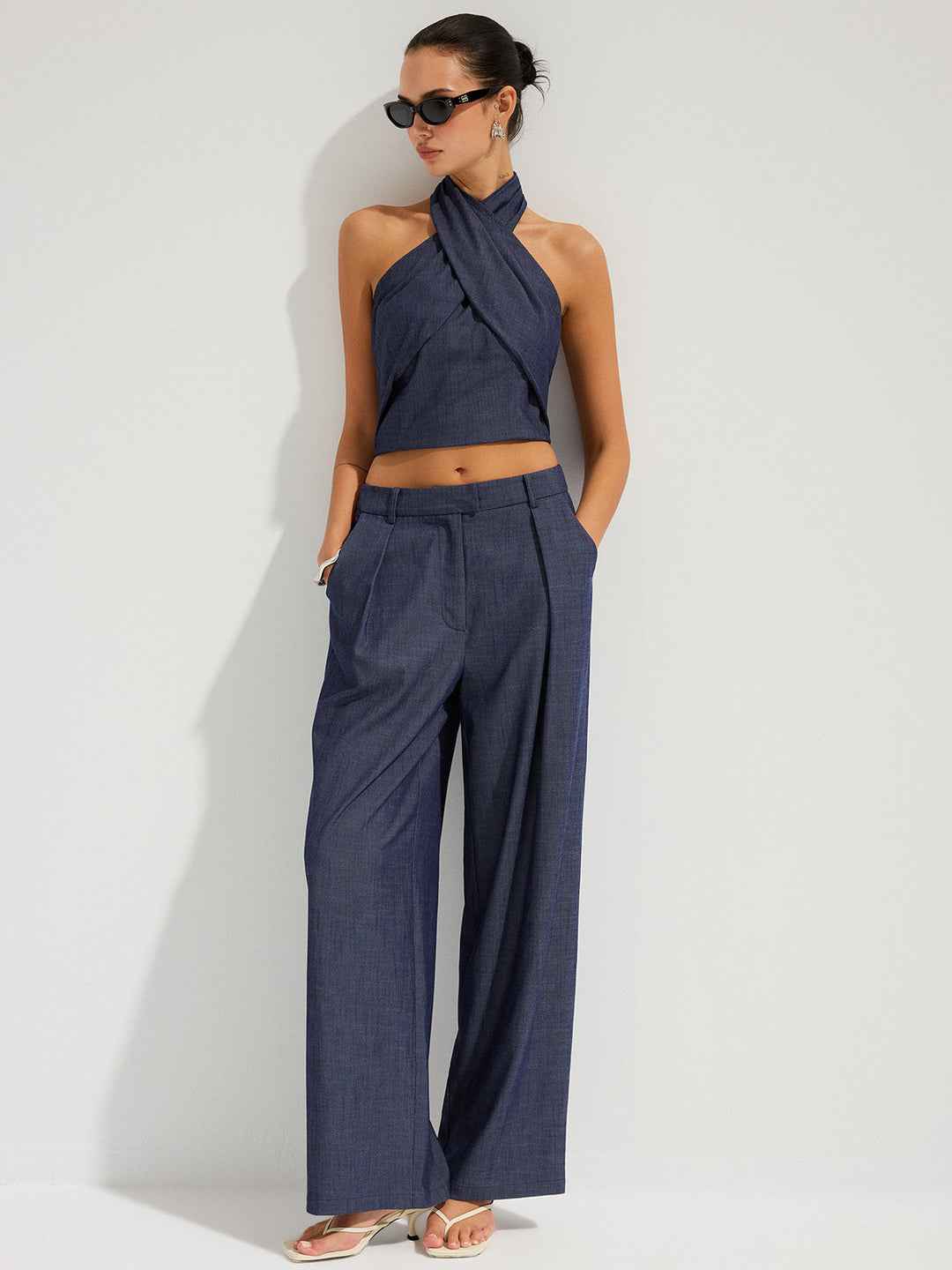 Sæt med denim crop top og bukser med halterneck
