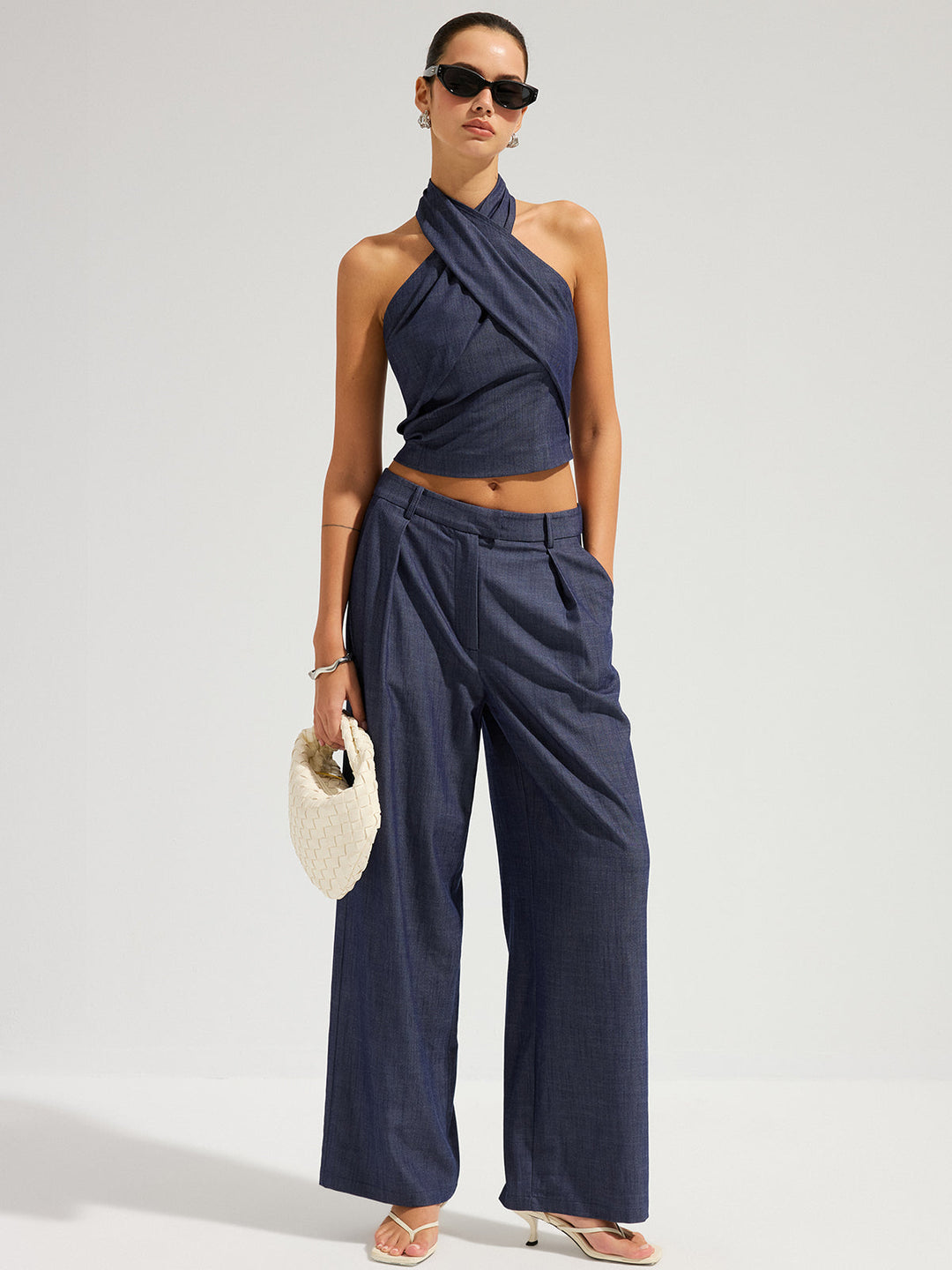 Sæt med denim crop top og bukser med halterneck
