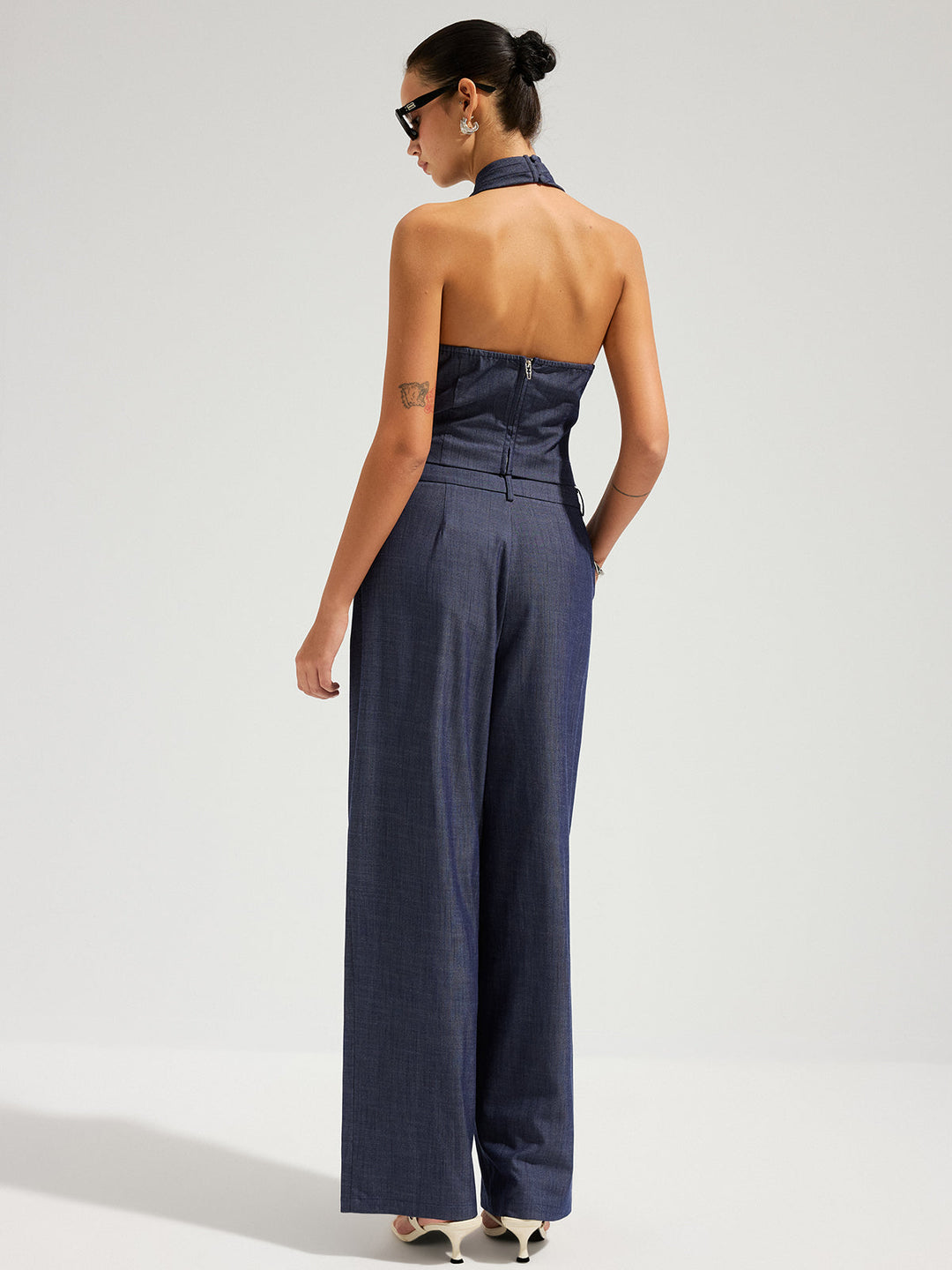 Sæt med denim crop top og bukser med halterneck