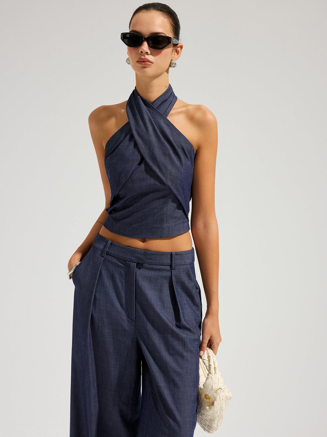 Sæt med denim crop top og bukser med halterneck