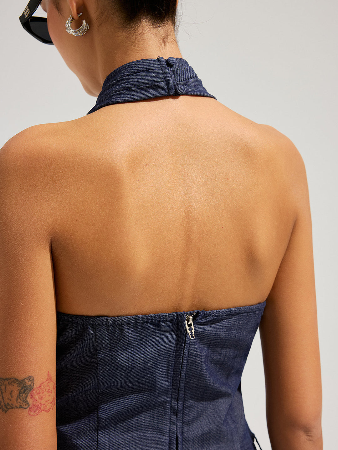 Sæt med denim crop top og bukser med halterneck
